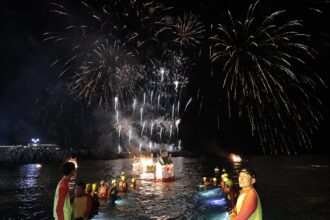 鷄籠中元祭壓軸施放水燈頭　171年傳統科儀點亮望海巷夜空