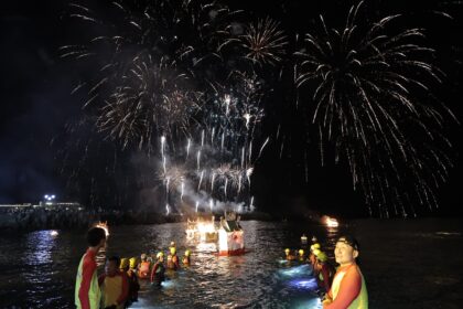 鷄籠中元祭壓軸施放水燈頭　171年傳統科儀點亮望海巷夜空