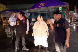 搶災不間斷 徐榛蔚坐鎮光復鄉 啟動緊急應變 加速清淤搶通道路