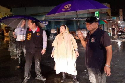 搶災不間斷 徐榛蔚坐鎮光復鄉 啟動緊急應變 加速清淤搶通道路