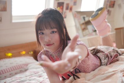 16歲全能唱跳女聲 SINBY 欣菲  新歌MV大秀「快遞飛件手勢舞」