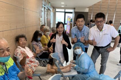 萬人見證的溫暖！　桃園百揚扶輪社偕三大協會啟動長者趾甲義剪服務