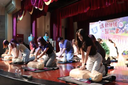 開學了！中華醫大新鮮人一起來CPR+AED入學禮考驗