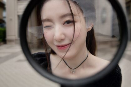 舒華出道8年個人首場 Talk Concert 正式登台 變身「鑑定師」