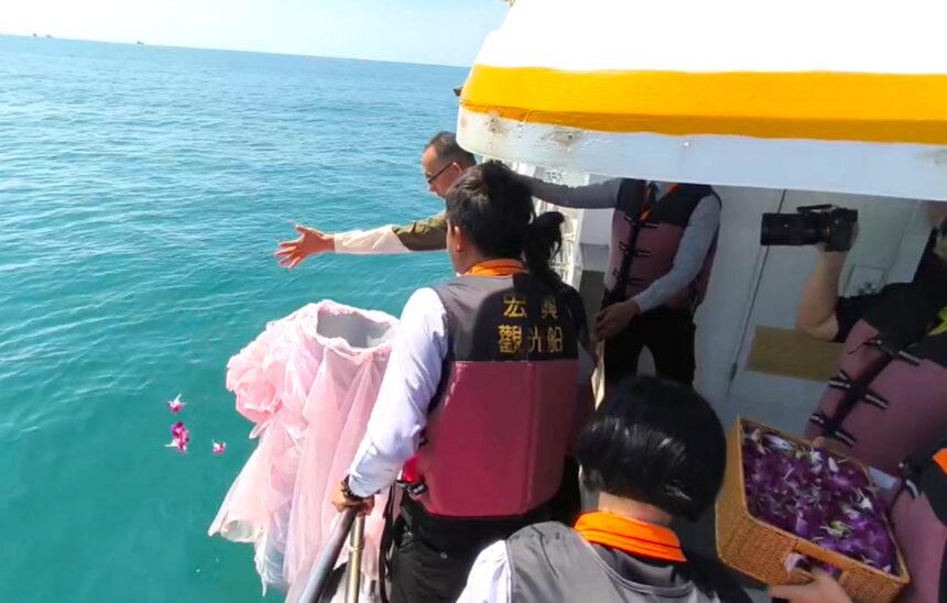 中彰投苗雲聯合海葬梧棲漁港啟航　19名先行者安息大海