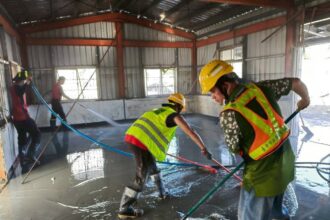 中市環保局攜手民力加派清溝車　強力水柱助花蓮居民重整家園