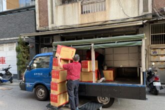台中市府專車送達花蓮！在地企業嘉味軒捐贈6000片太陽餅獻暖　盧致謝讚義舉