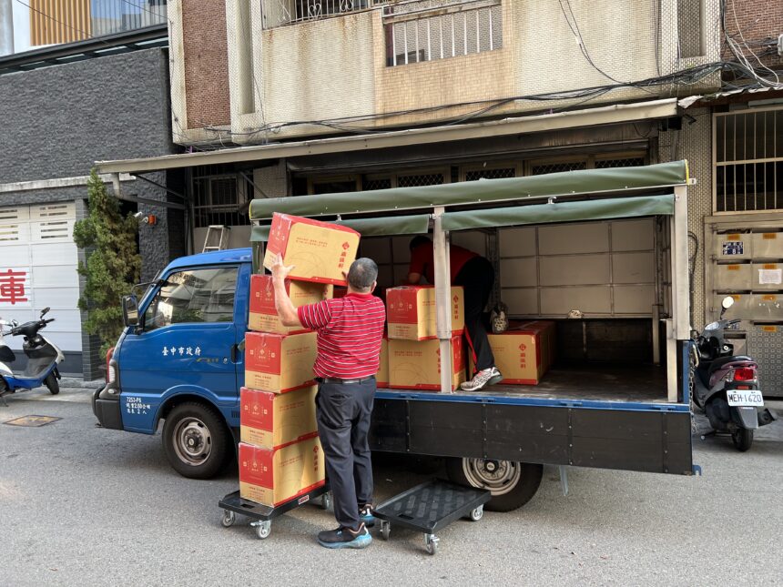 台中市府專車送達花蓮！在地企業嘉味軒捐贈6000片太陽餅獻暖　盧致謝讚義舉