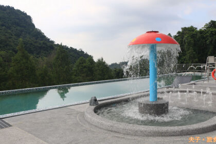 台南關子嶺 森之湯脈衝SPA親子水樂園 山林泳池相成映 泡湯戲水親子同樂