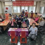 新北社會局長李美珍慰訪廣恩養護、約納家園　長輩回贈柿柿如意春聯　監護兒邀嗑火鍋