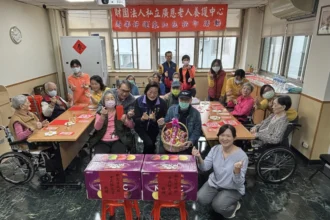 新北社會局長李美珍慰訪廣恩養護、約納家園　長輩回贈柿柿如意春聯　監護兒邀嗑火鍋