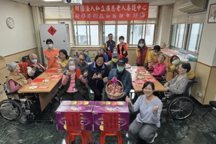 新北社會局長李美珍慰訪廣恩養護、約納家園　長輩回贈柿柿如意春聯　監護兒邀嗑火鍋