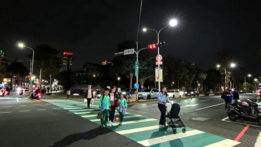 點亮城市賺「綠金」！　台中首案路燈換裝取得碳權　減碳效益等同種百萬棵樹