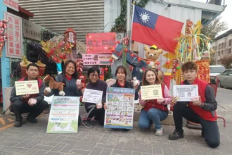 創意迎新春！　中市環保局舊牛仔褲變身駿馬鬃毛 「馬上幸福」有獎徵答送好禮