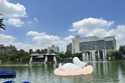 台中公園週末迎神秘嘉賓！　漂浮「姆明」為中台灣燈會揭開序幕