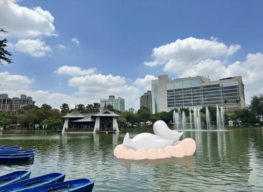 台中公園週末迎神秘嘉賓！　漂浮「姆明」為中台灣燈會揭開序幕