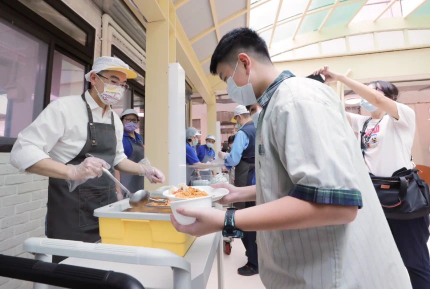 謝國樑：免費午餐每年為家長省逾1.6萬元　品質將持續精進