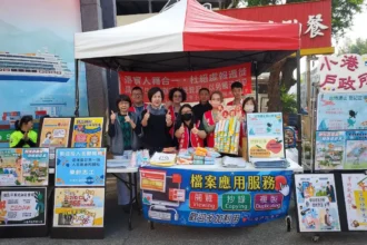 高雄市小港戶所攜手區公所春節揮毫　抽彩帶宣導戶政服務