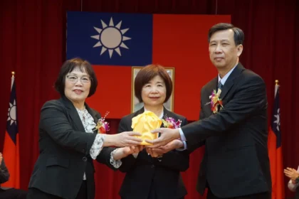 臺南郵局梁麗妍局長榮退　由邱世賢接棒