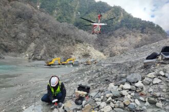 馬太鞍溪堰塞湖持續降挖作業   水位計成功回收新型監測設備