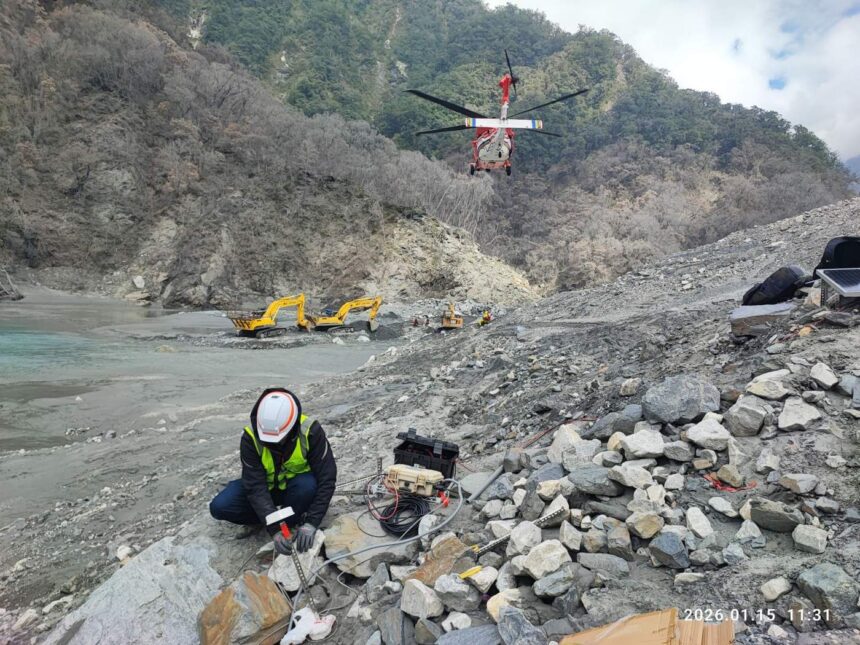 馬太鞍溪堰塞湖持續降挖作業   水位計成功回收新型監測設備