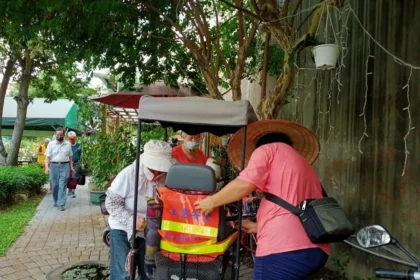 嘉義縣政府提供電動代步車反光背心　守護用路安全