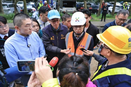 基隆麥金路自來水幹管爆裂　謝國樑到場要求全力搶修、恢復供水