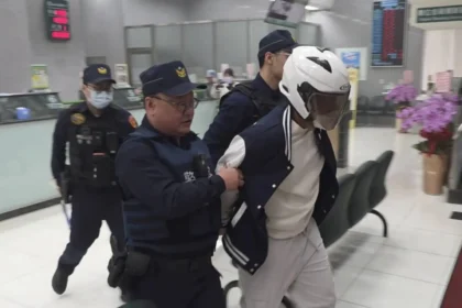 煙幕彈震撼演練　南港警防搶阻詐民眾過好年