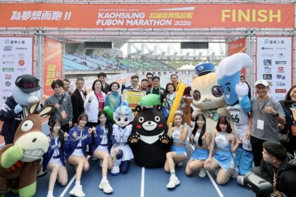 2026高雄富邦馬拉松開跑　陳其邁身穿恐龍裝參加趣味競賽　邀請市民共享城市嘉年華