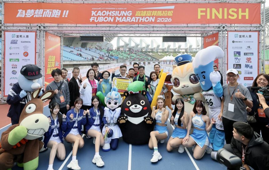 2026高雄富邦馬拉松開跑　陳其邁身穿恐龍裝參加趣味競賽　邀請市民共享城市嘉年華
