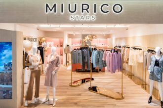 直播電商傳奇 MIURICO 自創女裝品牌挺進時尚核心！台北遠百信義 A13 盛大開幕