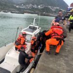 水湳洞驚魂！2釣客遭海浪捲落　海巡、漁民急馳成功救援