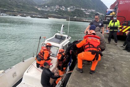 水湳洞驚魂！2釣客遭海浪捲落　海巡、漁民急馳成功救援