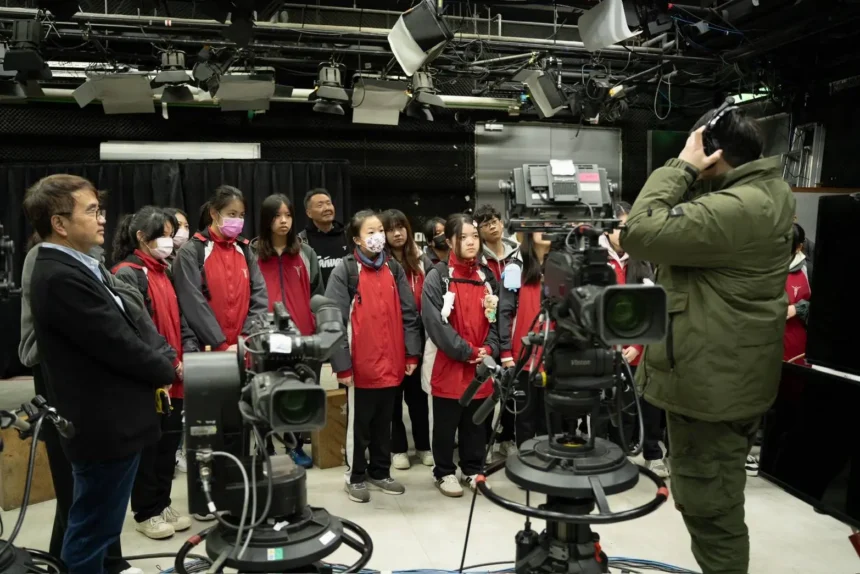 基隆南榮國中推動實驗教育　邱佩琳帶隊參訪電視購物台見學