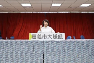 15.8億到位！嘉義市長親點鈔　普發6千、長輩7千元明起領取