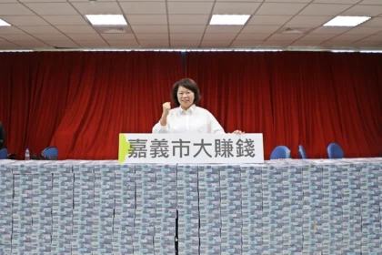 15.8億到位！嘉義市長親點鈔　普發6千、長輩7千元明起領取