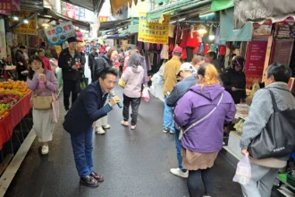 被盛讚稱職母雞　何志偉強調在地生根一群人努力更進步