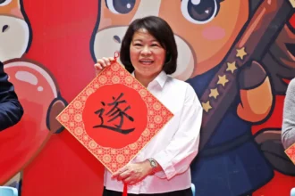 嘉警揮毫贈「防詐春聯」　黃敏惠題字賀新春　藝術宣導暖警心