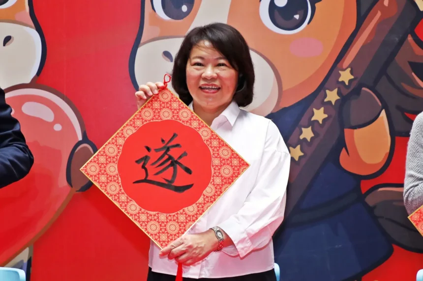 嘉警揮毫贈「防詐春聯」　黃敏惠題字賀新春　藝術宣導暖警心