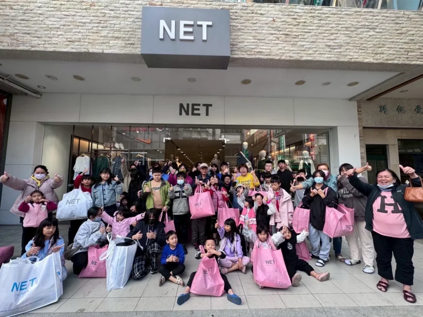 NET送暖不缺席　埔里店封館傳愛　南投家扶兒少歡喜添新衣