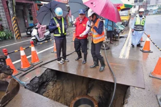 基隆八堵路停水搶修　方定安現場督導管線汰換　要求台水需檢討應變策略