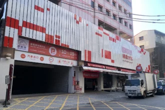 駛入就驚豔！嘉義西市場停車場變身城市美學入口