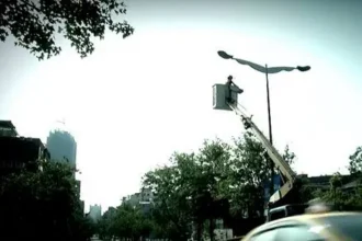 堅守崗位　路燈守護人春節無休