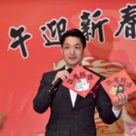 蔣萬安揮毫迎新春　北市馬年春聯「今馬熊讚」亮相