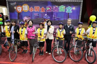 雲林小騎士配備LED反光背心　張麗善縣長:朝天宮媽祖護佑　學童交通安全再升級