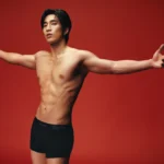 婁峻碩開春「紅」運當頭 裸身躍馬展現性感體魄