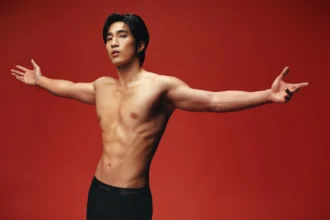 婁峻碩開春「紅」運當頭 裸身躍馬展現性感體魄