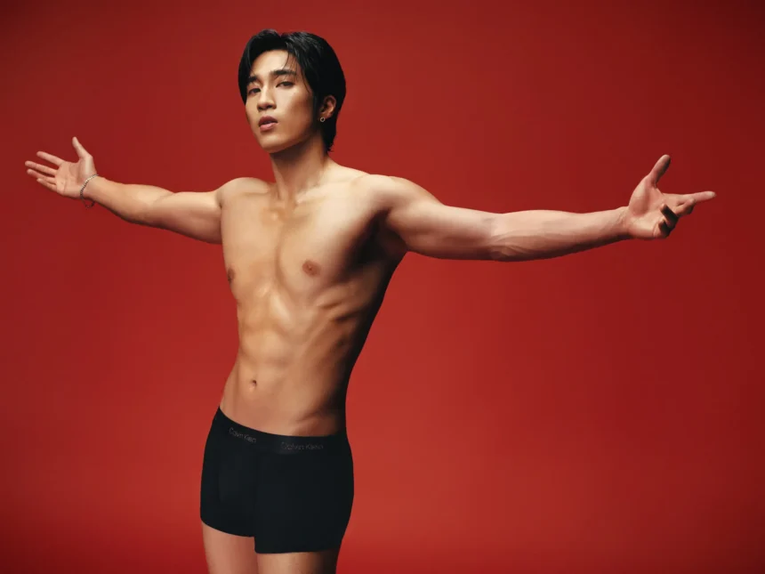 婁峻碩開春「紅」運當頭 裸身躍馬展現性感體魄