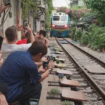 新加坡主持人楊君偉見證越南「河內火車街」體驗火車擦身驚險瞬間