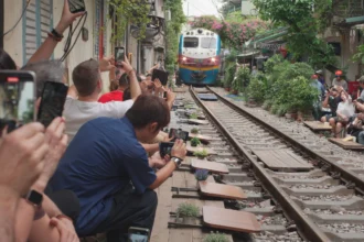 新加坡主持人楊君偉見證越南「河內火車街」體驗火車擦身驚險瞬間